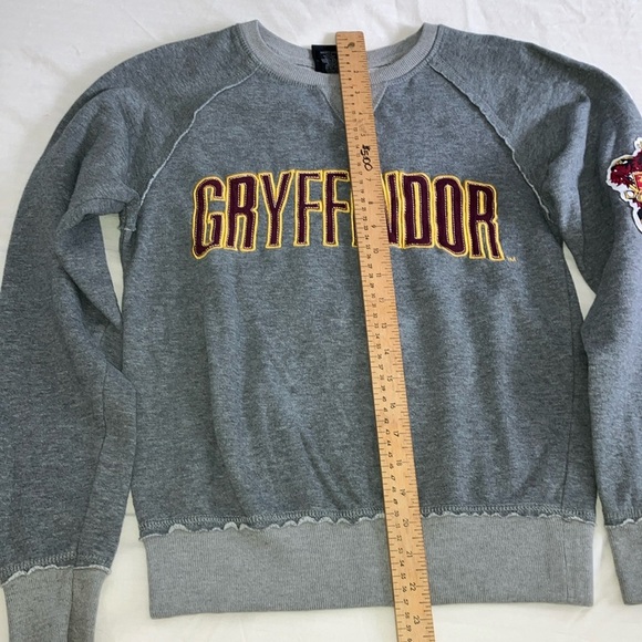 Griffindor Harry Potter sweatshirt charcoal Heather Gray sweater - Picture 8 of 16